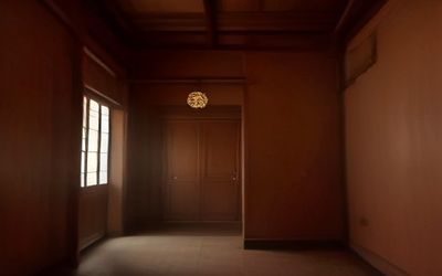 91n安全团队在现代化办公室内进行安全审计，多屏幕显示安全监控数据，专业冷色调氛围